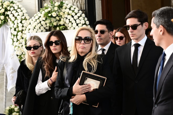 Κηδεία Αντώνη Λυμπέρη: Συντετριμμένη η σύζυγός του, Έλενα Μακρή