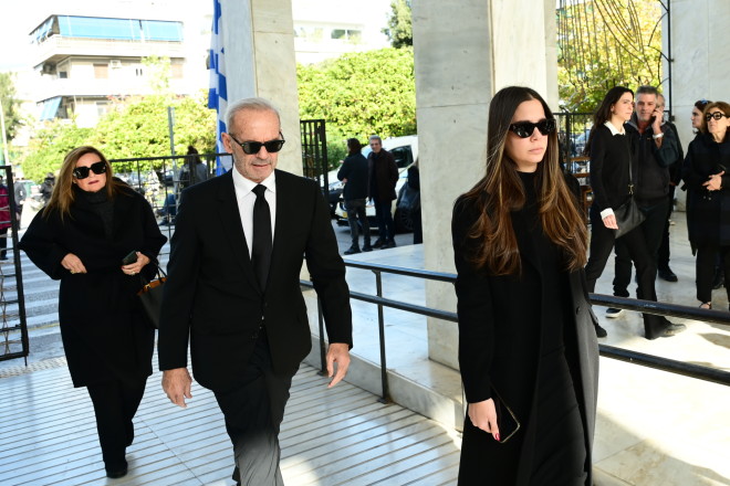 Αντώνης Λυμπέρης: Πλήθος κόσμου στην κηδεία του στο Α' Νεκροταφείο