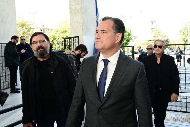 Αντώνης Λυμπέρης: Πλήθος κόσμου στην κηδεία του στο Α' Νεκροταφείο