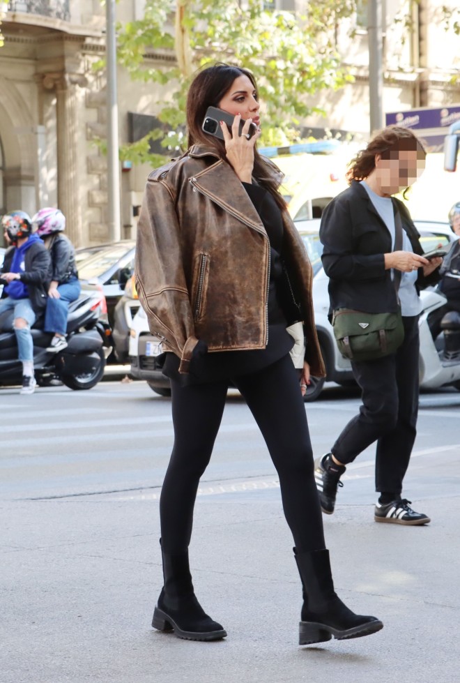 Σταματίνα Τσιμτσιλή: Βόλτα στην Αθήνα με statement jacket