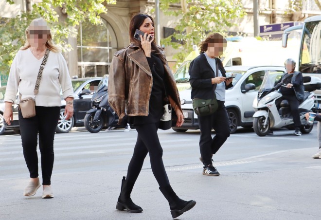 Σταματίνα Τσιμτσιλή: Βόλτα στην Αθήνα με statement jacket