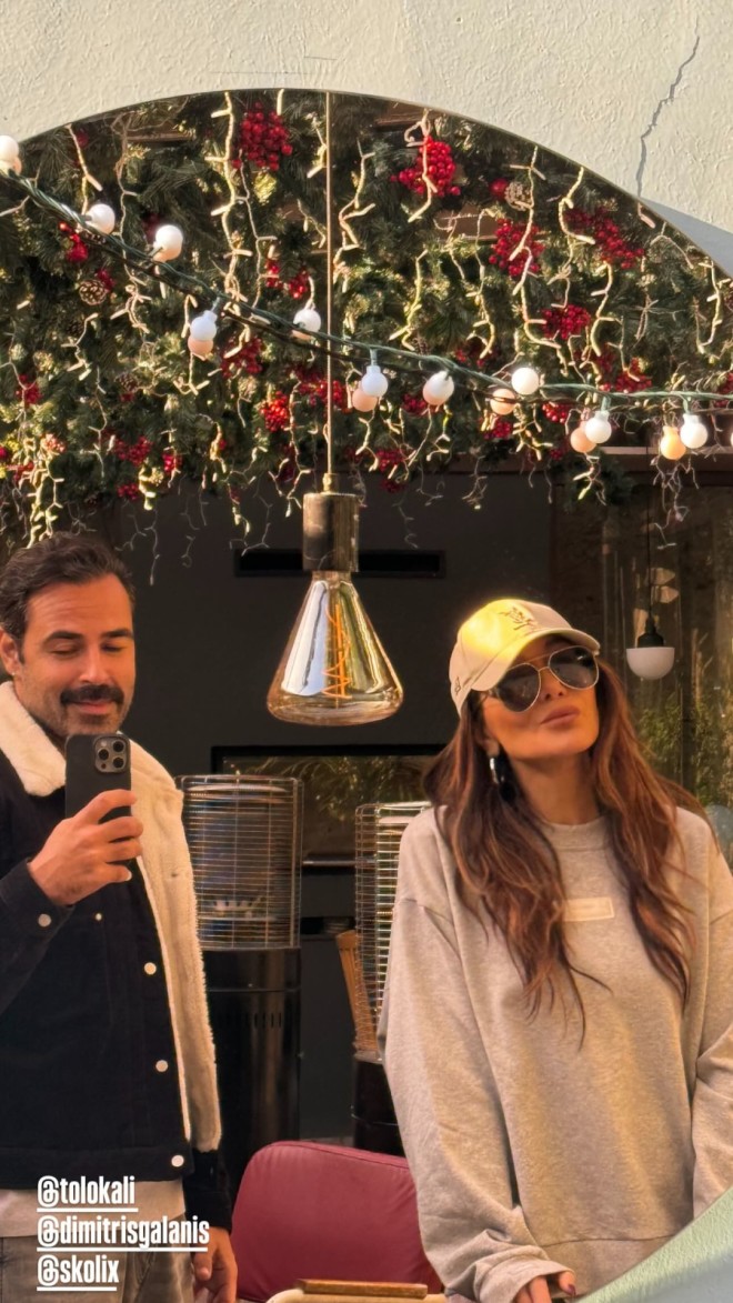 Δέσποινα Βανδή: Για φαγητό με maxi lace λευκή φούστα και φούτερ