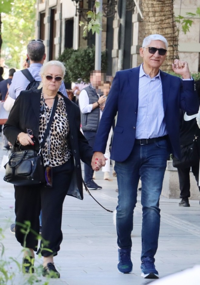 Παναγιώτης Γιαννάκης- Ευγενία Γιαννάκη: Έκαναν βόλτα πιασμένοι χέρι-χέρι