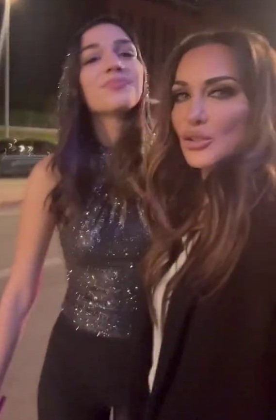 Με κουκούλα αλλά χωρίς μανίκια του outfit της Μελίνας Νικολαΐδη