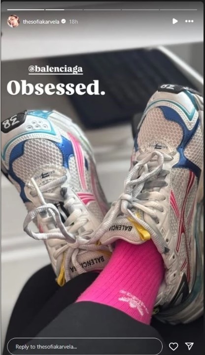 Σοφία Καρβέλα: Μας δείχνει τα Balenciaga sneakers της - Πόσο κοστίζουν