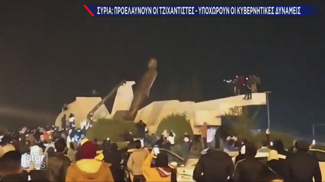 Συρία: Αντικαθεστωτικοί ρίχνουν τον ανδριάντα του Άσαντ  