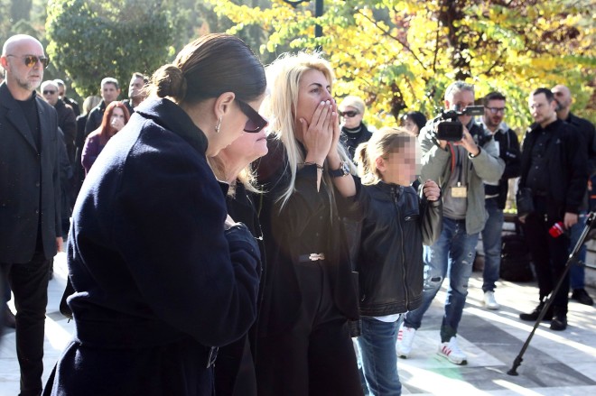 Κηδεία Σαργκάνη: Συντετριμμένες οι κόρες του - Έφτασαν υποβασταζόμενες