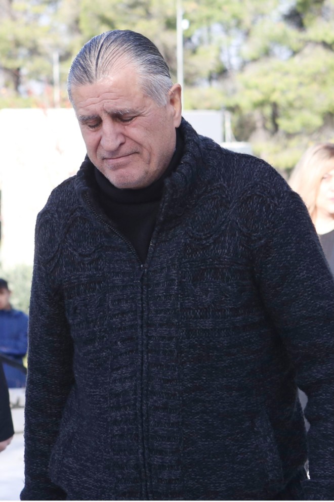 Κηδεία Σαργκάνη: Συντετριμμένες οι κόρες του - Έφτασαν υποβασταζόμενες