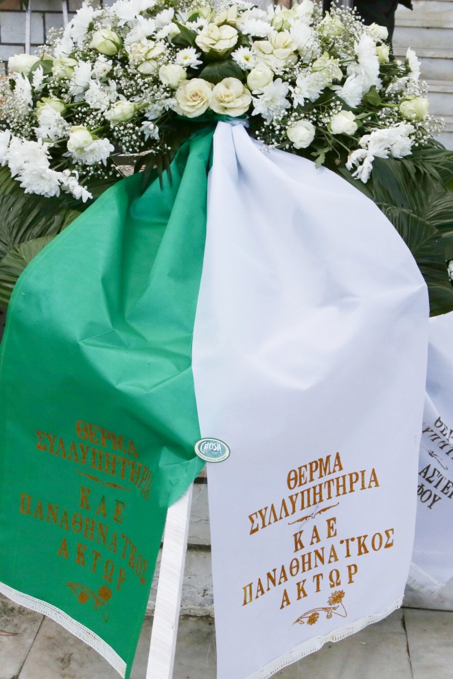 Κηδεία Σαργκάνη: Συντετριμμένες οι κόρες του - Έφτασαν υποβασταζόμενες