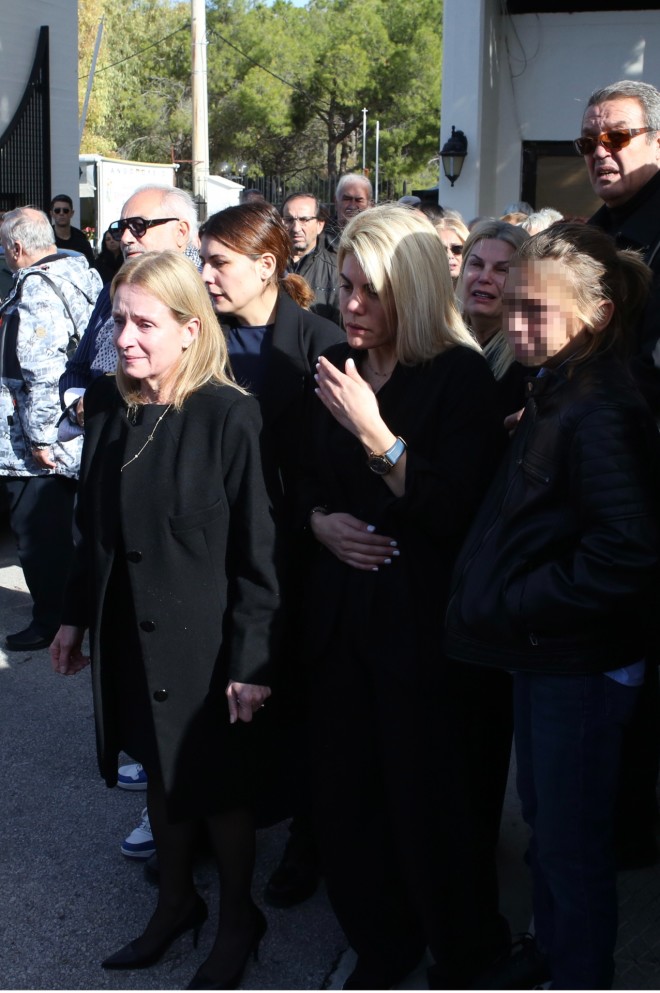 Η οικογένεια του Νίκου Σαργκάνη με δάκρυα στα μάτια 