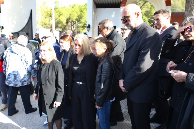 Κηδεία Σαργκάνη: Συντετριμμένες οι κόρες του - Έφτασαν υποβασταζόμενες