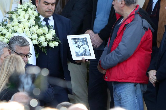 Κηδεία Σαργκάνη: Συντετριμμένες οι κόρες του - Έφτασαν υποβασταζόμενες