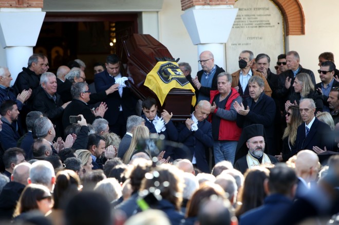 Κηδεία Σαργκάνη: Συντετριμμένες οι κόρες του - Έφτασαν υποβασταζόμενες