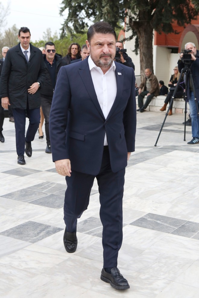 Κηδεία Σαργκάνη: Συντετριμμένες οι κόρες του - Έφτασαν υποβασταζόμενες