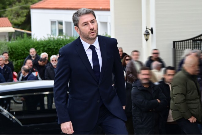 Κηδεία Σαργκάνη: Συντετριμμένες οι κόρες του - Έφτασαν υποβασταζόμενες