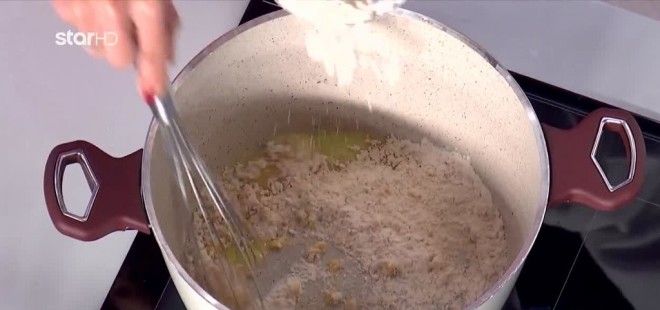 Πεντανόστιμο σουφλέ πατάτας με μπεσαμέλ