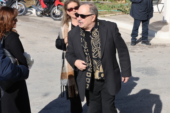 Κηδεία Γεωργουσόπουλου: Στο πλευρό της κόρης του η Βίκυ Σταυροπούλου