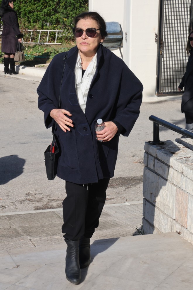 Κηδεία Γεωργουσόπουλου: Στο πλευρό της κόρης του η Βίκυ Σταυροπούλου