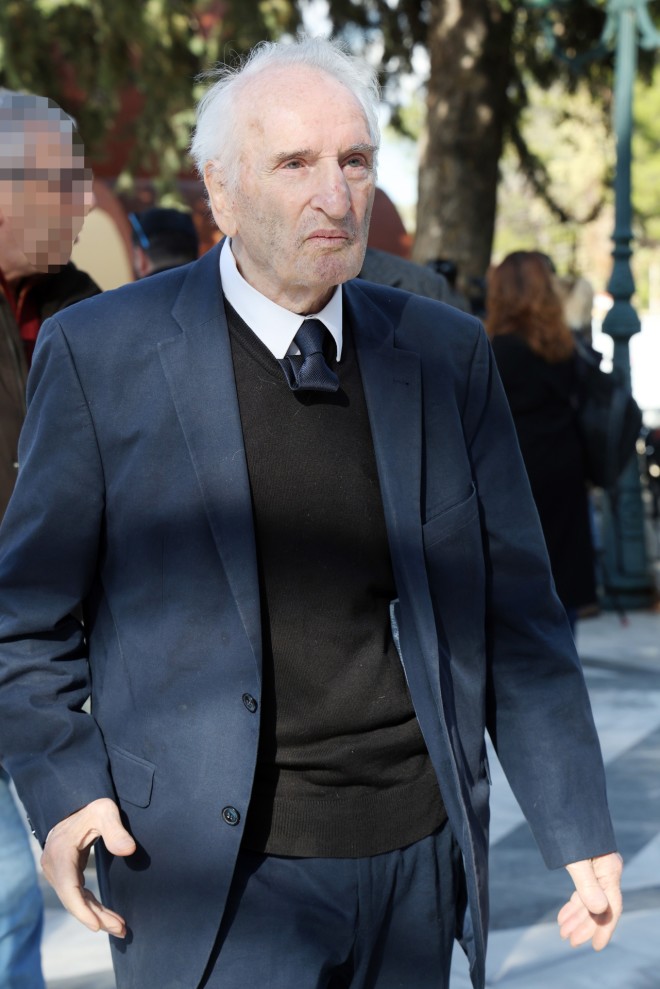 Κηδεία Γεωργουσόπουλου: Στο πλευρό της κόρης του η Βίκυ Σταυροπούλου