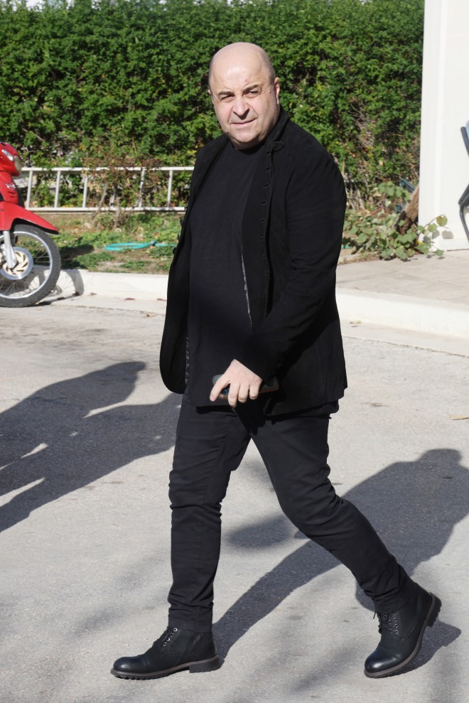 Κηδεία Γεωργουσόπουλου: Στο πλευρό της κόρης του η Βίκυ Σταυροπούλου