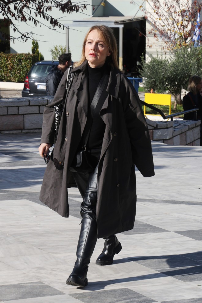 Κηδεία Γεωργουσόπουλου: Στο πλευρό της κόρης του η Βίκυ Σταυροπούλου