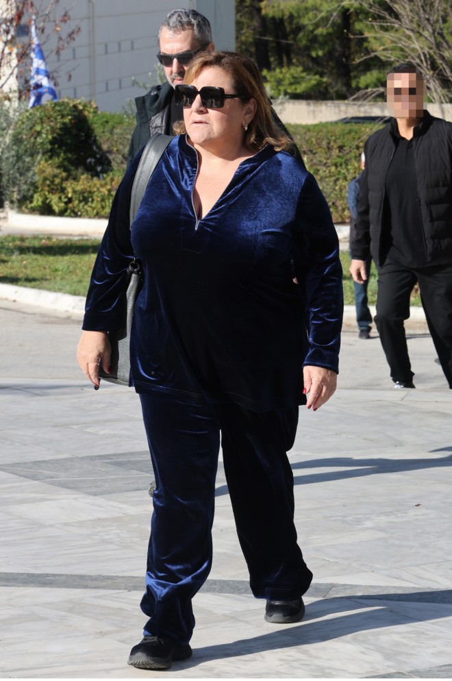Κηδεία Γεωργουσόπουλου: Στο πλευρό της κόρης του η Βίκυ Σταυροπούλου