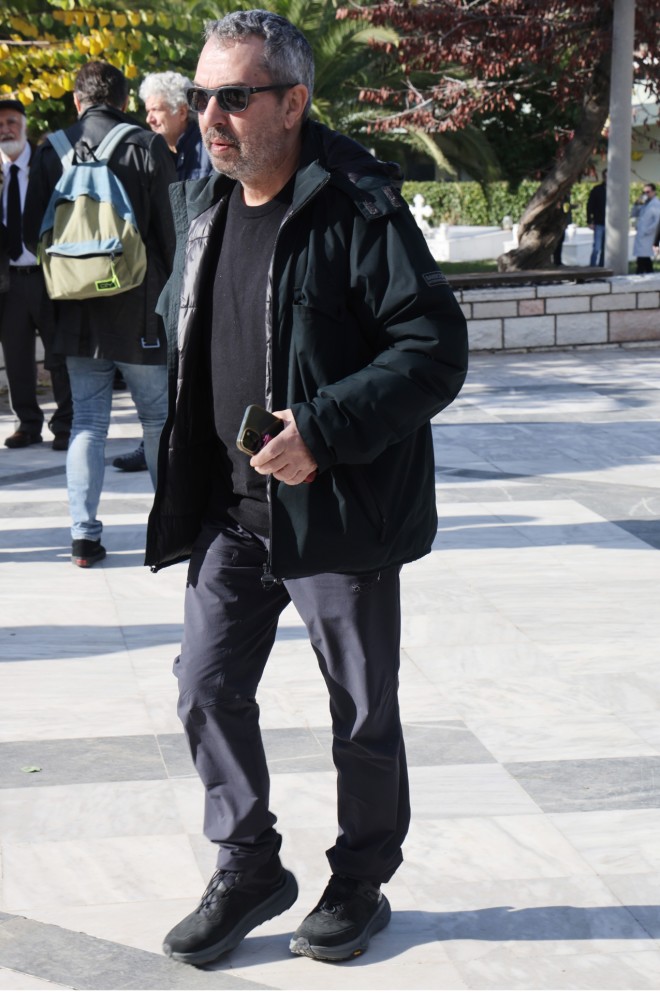 Κηδεία Γεωργουσόπουλου: Στο πλευρό της κόρης του η Βίκυ Σταυροπούλου