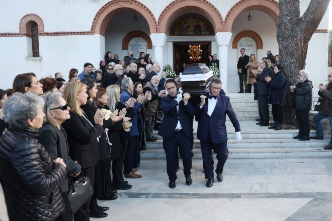 Κηδεία Γεωργουσόπουλου: Στο πλευρό της κόρης του η Βίκυ Σταυροπούλου