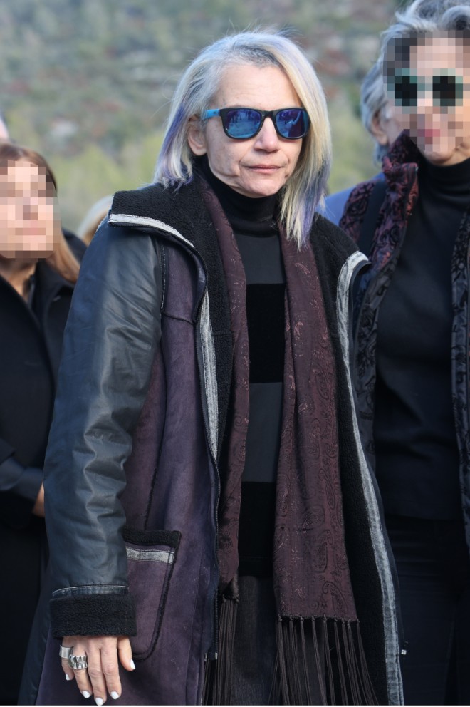 Κηδεία Γεωργουσόπουλου: Στο πλευρό της κόρης του η Βίκυ Σταυροπούλου
