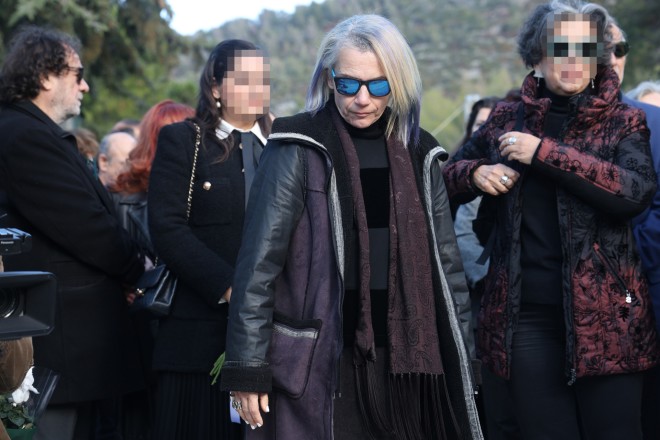 Κηδεία Γεωργουσόπουλου: Στο πλευρό της κόρης του η Βίκυ Σταυροπούλου