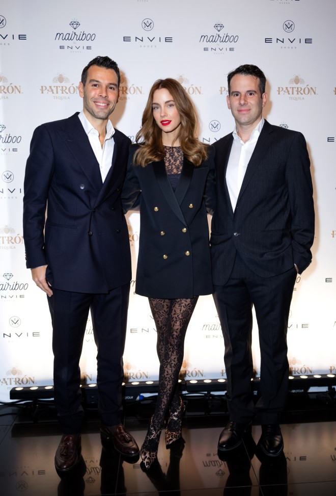 Η Δούκισσα Νομικού με τους ιδιοκτήτες της Envie Shoes, Κωνσταντίνο και Γιώργο Λαμπρινίδη/ πηγή φωτογραφίας studio panoulis