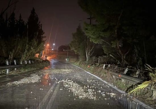 Κακοκαιρία: Δύσκολη νύχτα με κατολισθήσεις και πλημμύρες στο Αγρίνιο