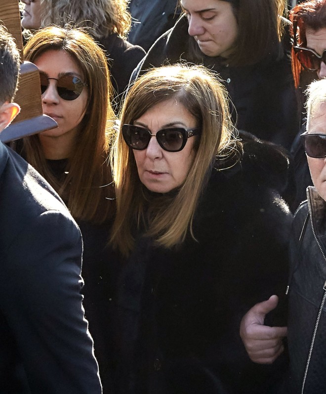 Η κόρη του Βασίλη Καρρά Ειρήνη Κεσογλίδου και η σύζυγος του, Χριστίνα Κεσογλίδου, στην κηδεία του