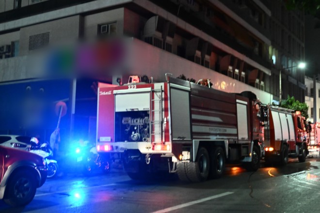 Φωτιά σε κατάστημα παιχνιδιών στον Πειραιά