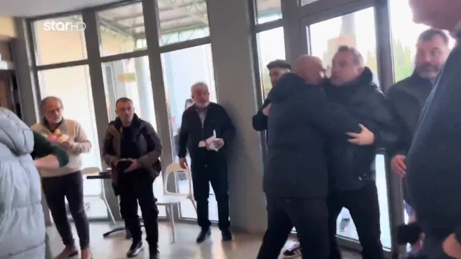 Επίθεση στον Κ. Αγοραστό από συγγενείς των θυμάτων των Τεμπών