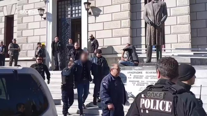 Αποδοκίμασαν τον αστυνομικό της Βουλής έξω από τα δικαστήρια Τρίπολης