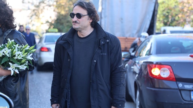 Κηδεία Ήμελλου: Το «αντίο» του γιου του -  Δακρυσμένοι οι ηθοποιοί 