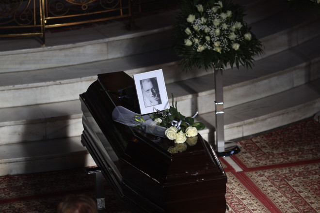 Κηδεία Κώστα Χαρδαβέλλα: Τα τρία λευκά τριαντάφυλλα πάνω στο φέρετρο/ Eurokinissi Γιάννης Παναγόπουλος