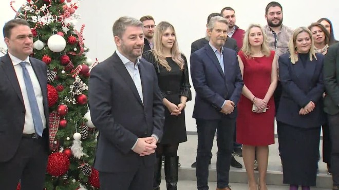 Παραδοσιακά κάλαντα στον πρωθυπουργό και την οικογένειά του