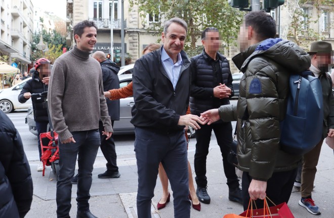 Αρκετοί πολίτες χαιρέτισαν τον Κυριάκο Μητσοτάκη και τον γιο του - NDPPhoto