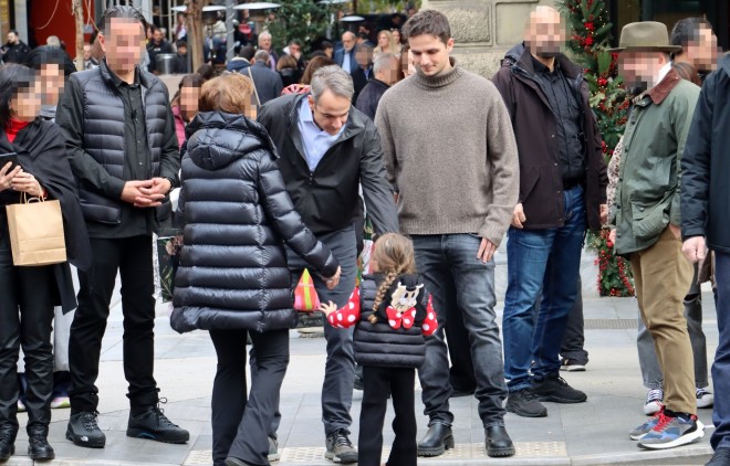 Ο Κυριάκος Μητσοτάκης αντάλλαξε ευχές με πολίτες που συνάντησε στο κέντρο - NDPPhoto