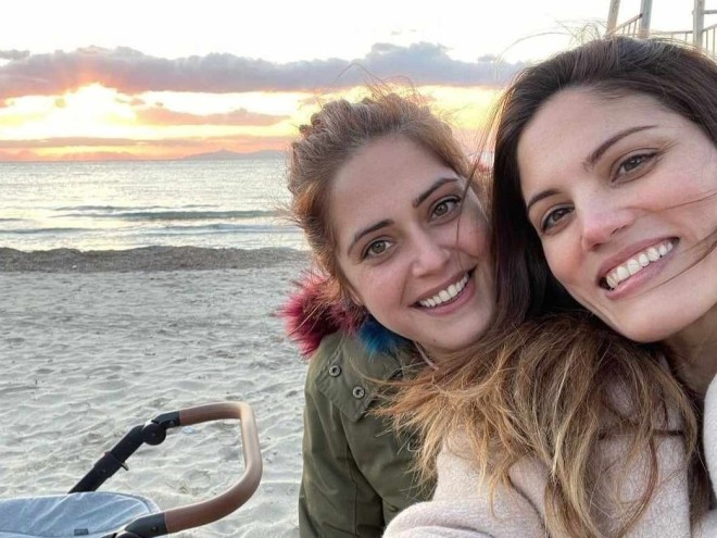 Η Μαίρη Συνατσάκη με τη δίδυμη αδερφή της, Αλίκη