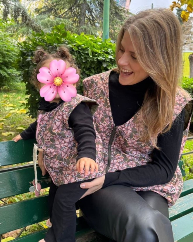 Δανάη Μιχαλάκη: Η matchy - matchy εμφάνιση με την κορούλα της σε βόλτα τους