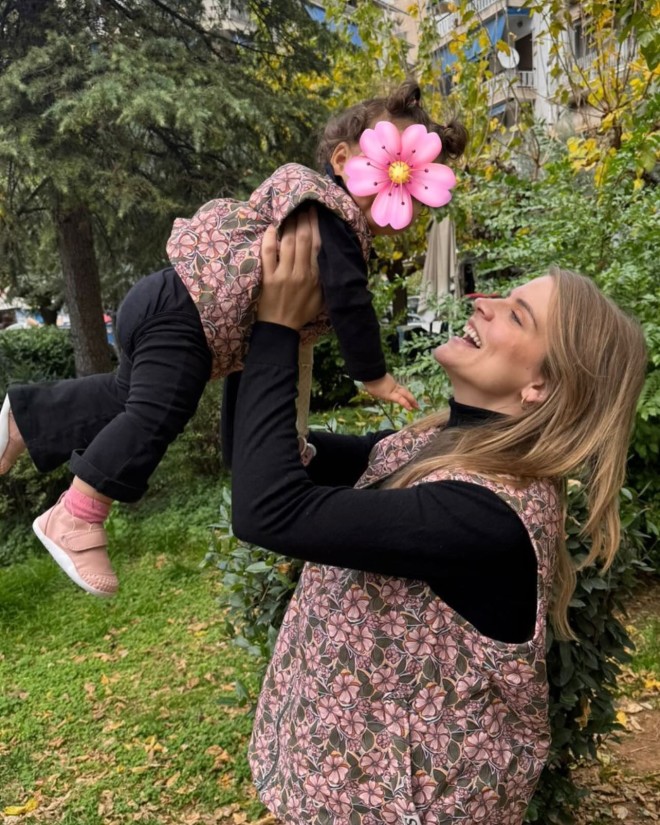 Δανάη Μιχαλάκη: Η matchy - matchy εμφάνιση με την κορούλα της σε βόλτα τους