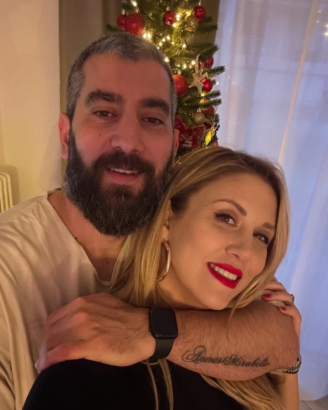 Χριστουγεννιάτικο ενσταντανέ της Φωτεινής Πετρογιάννη και του συζύγου της, Μιχάλη Ρουμπή 