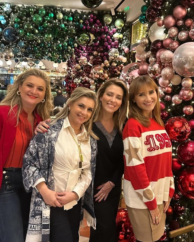 Μάρα Ζαχαρέα: Ποζάρει με γιορτινό outfit με τις φίλες της