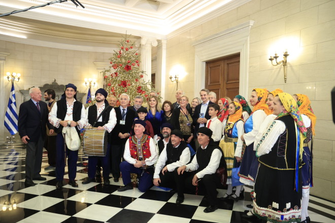 Τα πρωτοχρονιάτικα κάλαντα άκουσε ο πρωθυπουργός Κυριάκος Μητσοτάκης στο Μέγαρο Μαξίμου