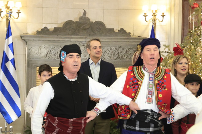 Τα πρωτοχρονιάτικα κάλαντα άκουσε ο πρωθυπουργός Κυριάκος Μητσοτάκης στο Μέγαρο Μαξίμου