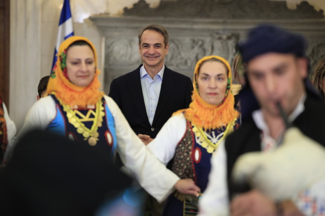 Τα πρωτοχρονιάτικα κάλαντα άκουσε ο πρωθυπουργός Κυριάκος Μητσοτάκης στο Μέγαρο Μαξίμου
