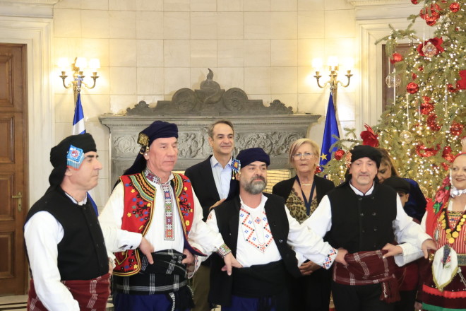Τα πρωτοχρονιάτικα κάλαντα άκουσε ο πρωθυπουργός Κυριάκος Μητσοτάκης στο Μέγαρο Μαξίμου